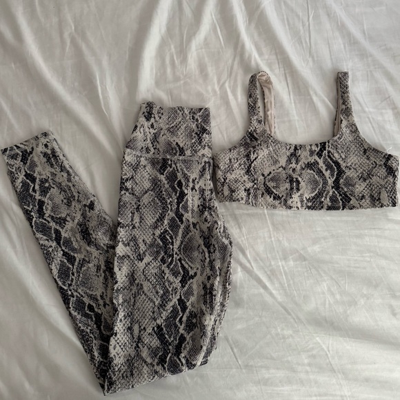 ALO Yoga Vapor Snakeskin Set in Bone (Like New) LIMITED EDITION - Picture 1 of 6